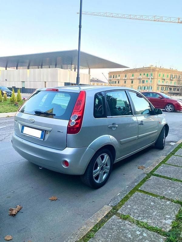 Usata Ford Fiesta 68 CV (50 kW) 2005 Grigio Berlina