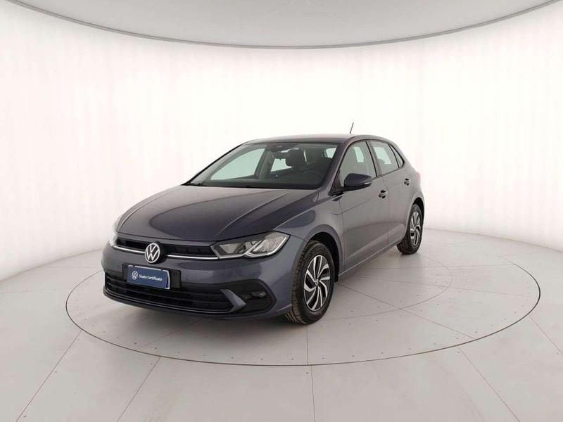 Grigio metallizzato Usata 2023 VW Polo Life Tre volumi | 17.300 € (Buon prezzo) - Immagine 1/4