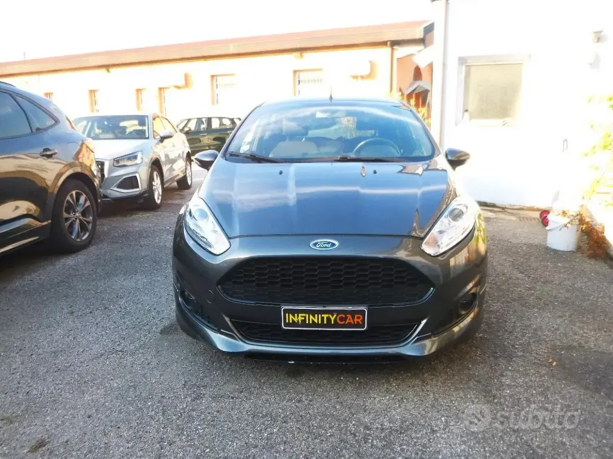 Usata Ford Fiesta ST-Line 75 CV (55 kW) 2017 Grigio Utilitaria