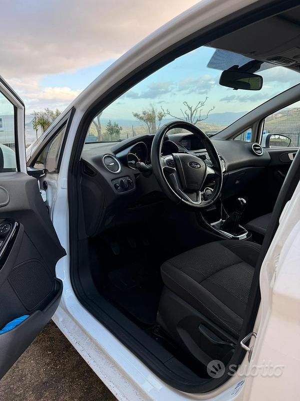 Usata Ford Fiesta 95 CV (69 kW) 2016 Bianco Utilitaria