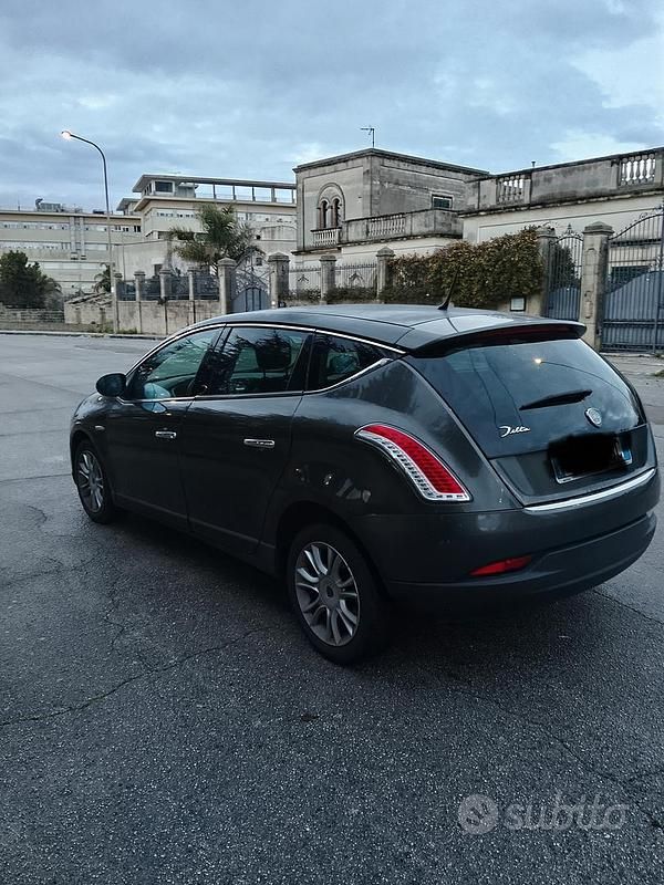 Usata Lancia Delta 120 CV (88 kW) 2009 Marrone Utilitaria
