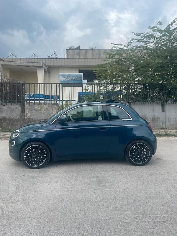 Usata Fiat 500e La Prima 86 kW (118 CV) 2022 Blu Cabrio