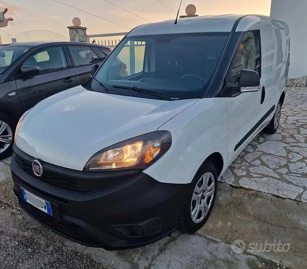 Usata Fiat Doblò Lounge 105 CV (77 kW) 2022 Bianco Monovolume