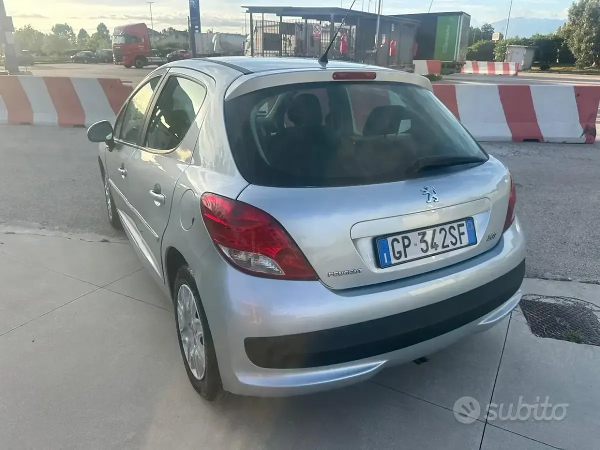 Begagnad Peugeot 207 68 HK (50 kW) 2012 Grå Sedan