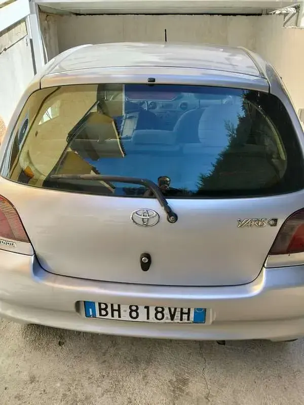 Usata Toyota Yaris Sol 68 CV (50 kW) 2000 Argento Berlina