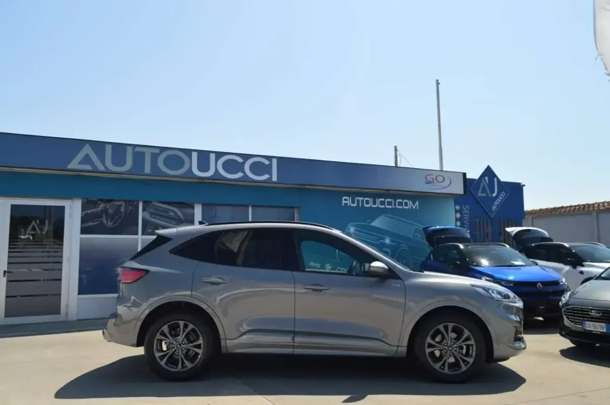 Usata Ford Kuga ST-Line 150 CV (110 kW) 2023 Solar silver SUV