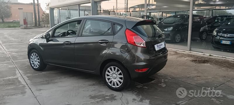 Usado Ford Fiesta Business Edition 95 HP (69 kW) 2017 Cinzento Sedan