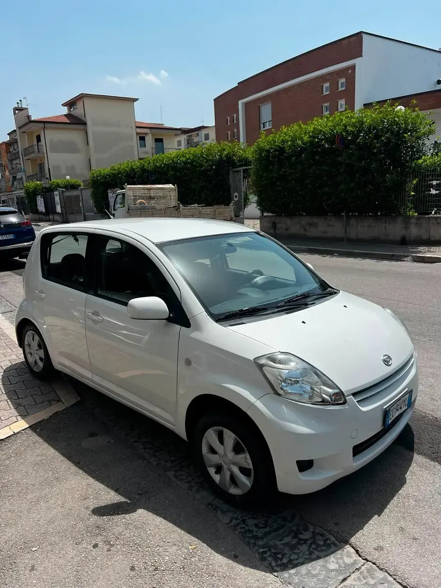 Usata Daihatsu Sirion HIRO 69 CV (50 kW) 2011 Bianco Utilitaria