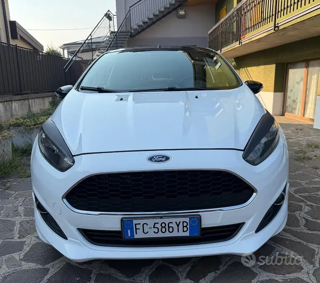Usata Ford Fiesta 100 CV (73 kW) 2016 Bianco Utilitaria