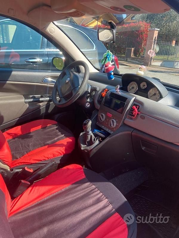 Usata Lancia Ypsilon 80 CV (58 kW) 2004 Rosso Utilitaria