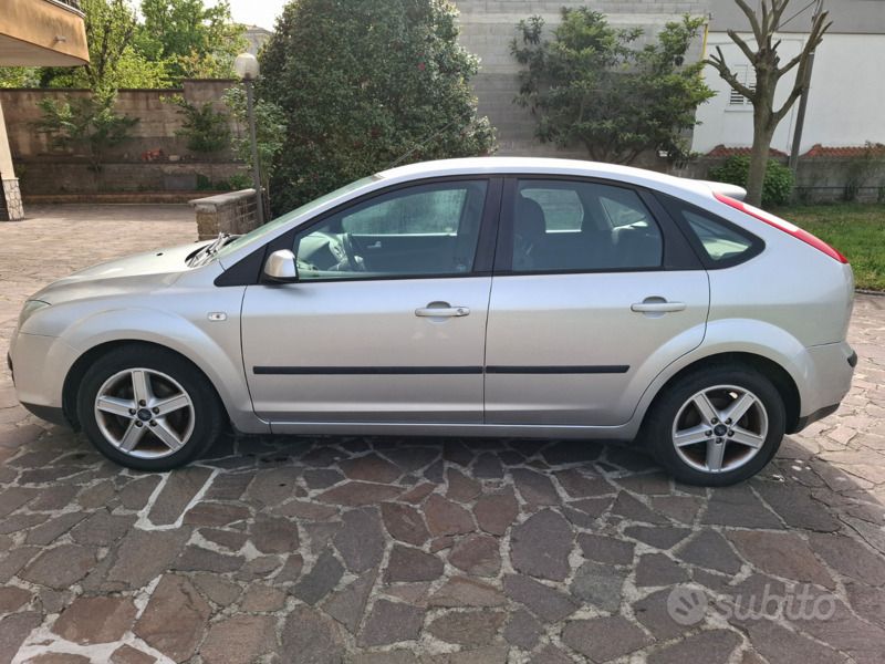 Usata Ford Focus 90 CV (66 kW) 2007 Grigio Berlina