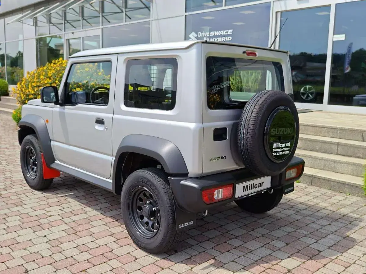 Usata Suzuki Jimny 102 CV (75 kW) 2023 Argento siberia SUV