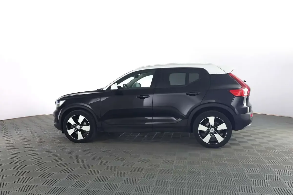 Usata Volvo XC40 Momentum 190 CV (139 kW) 2019 Black solid SUV