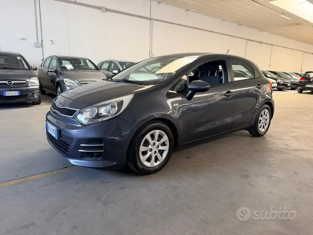 Usata Kia Rio Active 83 CV (61 kW) 2015 Grigio Berlina