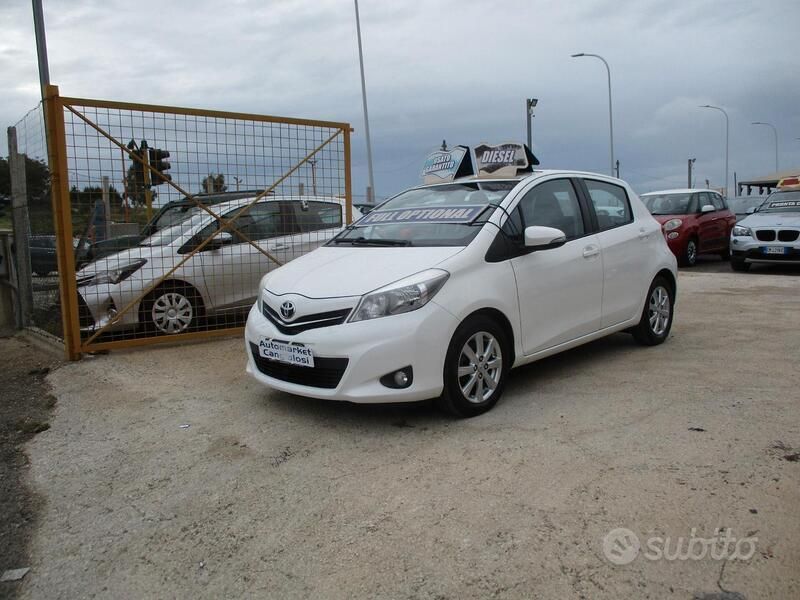 Usata Toyota Yaris Lounge 90 CV (66 kW) 2012 Bianco Berlina