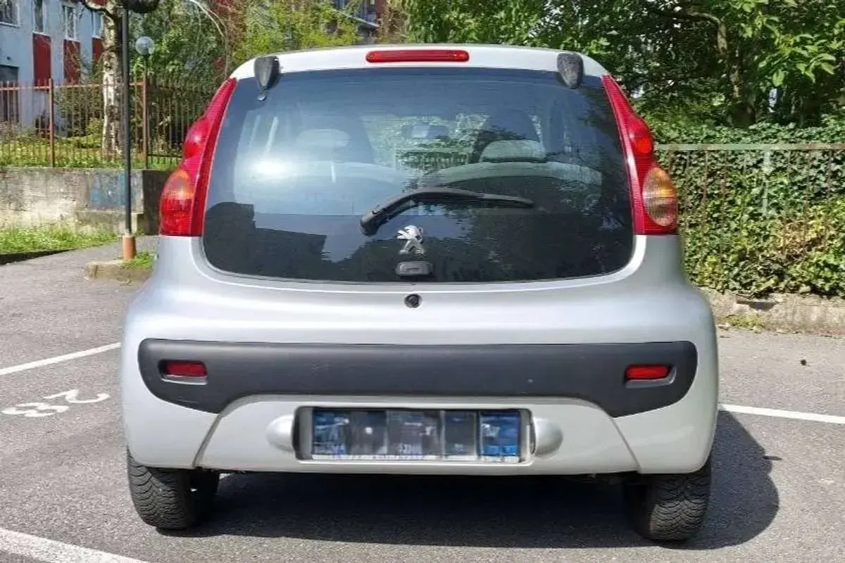 Usata Peugeot 107 68 CV (50 kW) 2008 Grigio Utilitaria