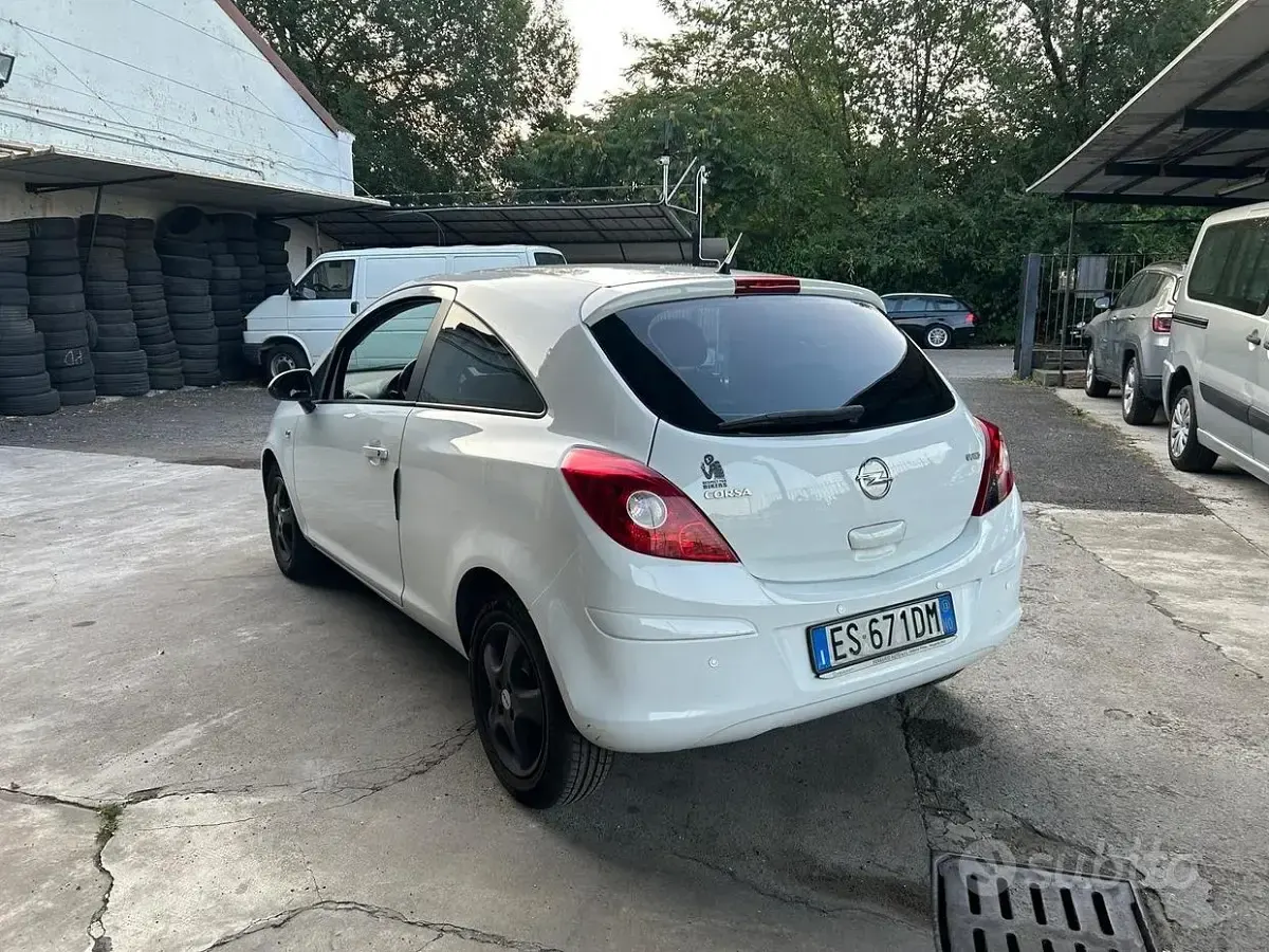 Usata Opel Corsa Edition 85 CV (62 kW) 2013 Bianco Utilitaria