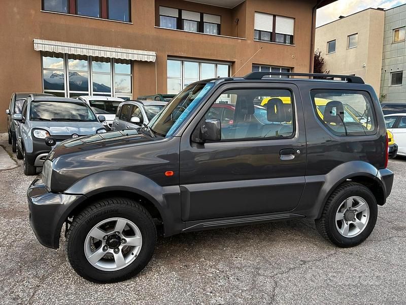 Usata Suzuki Jimny 86 CV (63 kW) 2010 Grigio SUV