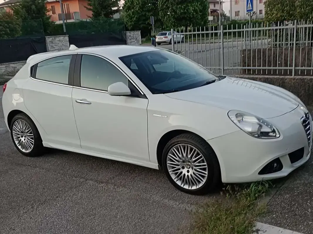 Usata Alfa Romeo Giulietta Progression 120 CV (88 kW) 2010 Bianco Utilitaria