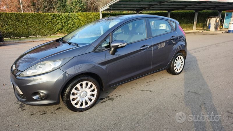 Usata Ford Fiesta 96 CV (70 kW) 2010 Grigio Utilitaria