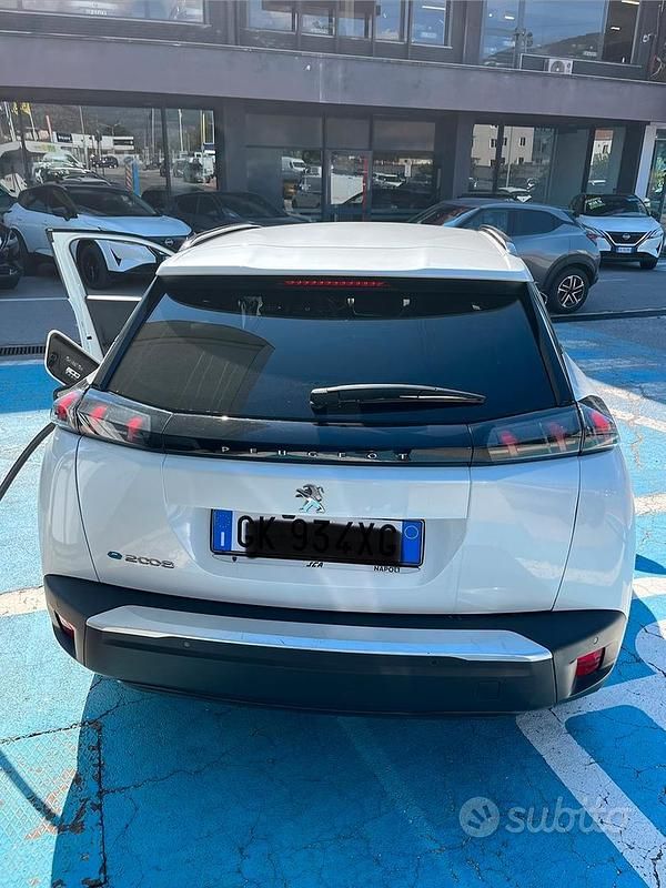 Usata Peugeot e-2008 100 kW (136 CV) 2022 Bianco SUV