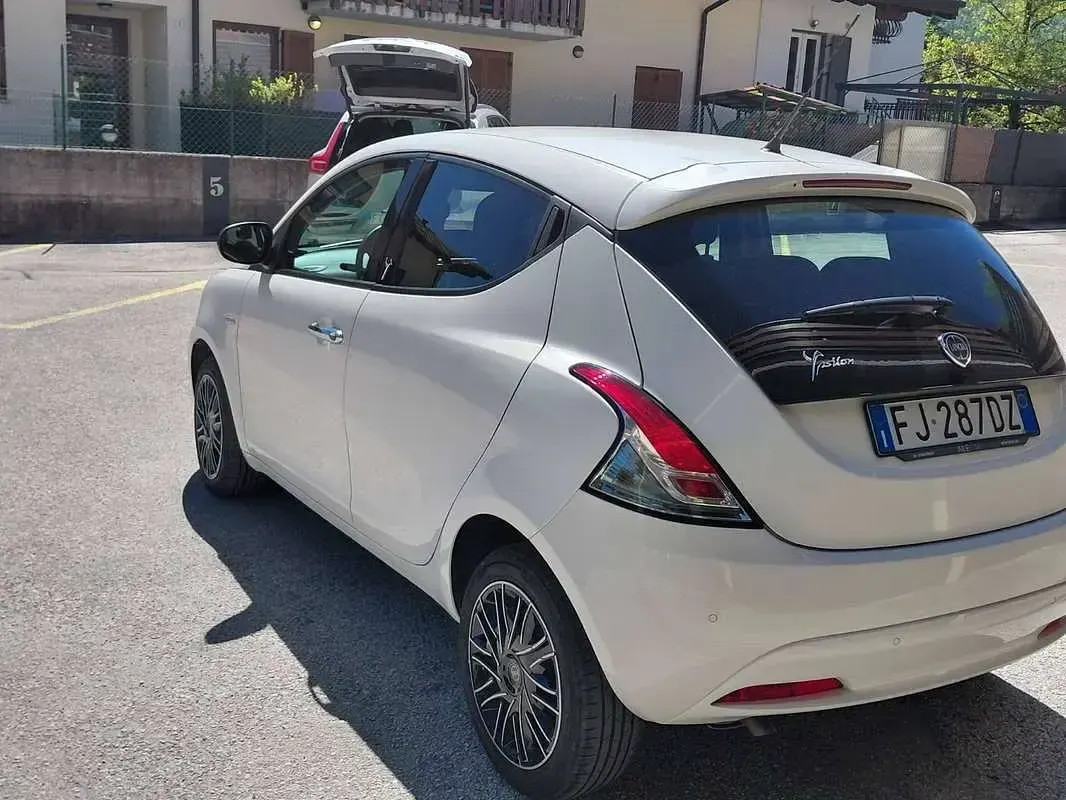 Usata Lancia Ypsilon 95 CV (69 kW) 2017 Bianco Utilitaria