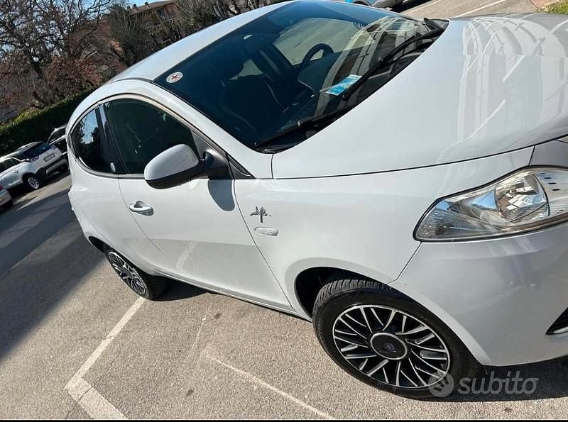 Usata Lancia Ypsilon 85 CV (62 kW) 2016 Grigio Utilitaria