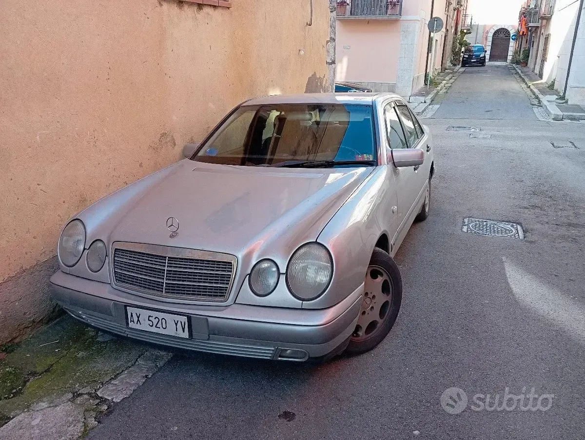 Usata Mercedes E200 136 CV (100 kW) 1997 Grigio Berlina