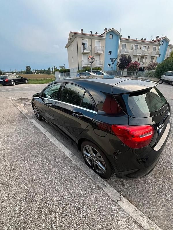Usata Mercedes A180 109 CV (80 kW) 2016 Nero Utilitaria
