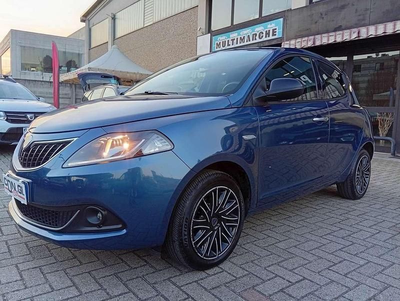 Usata Lancia Ypsilon Gold 69 CV (50 kW) 2022 Blu/azzurro Utilitaria