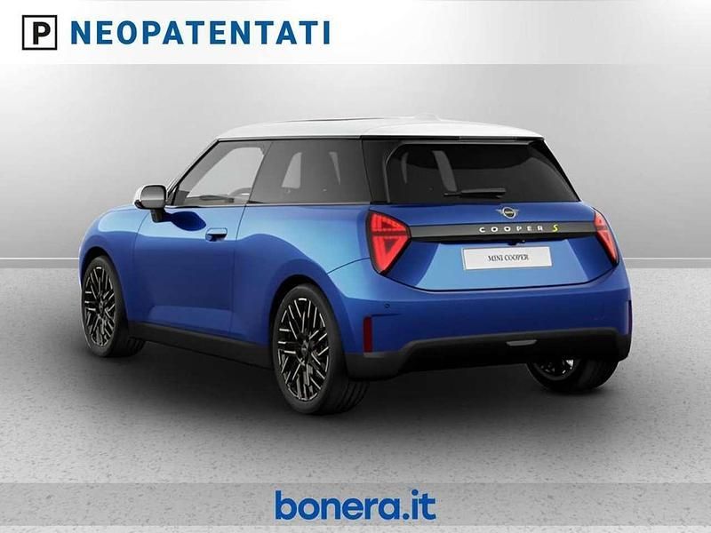 Nuova Mini Cooper SE Favoured 160 kW (218 CV) 2025 Blazing blue Utilitaria