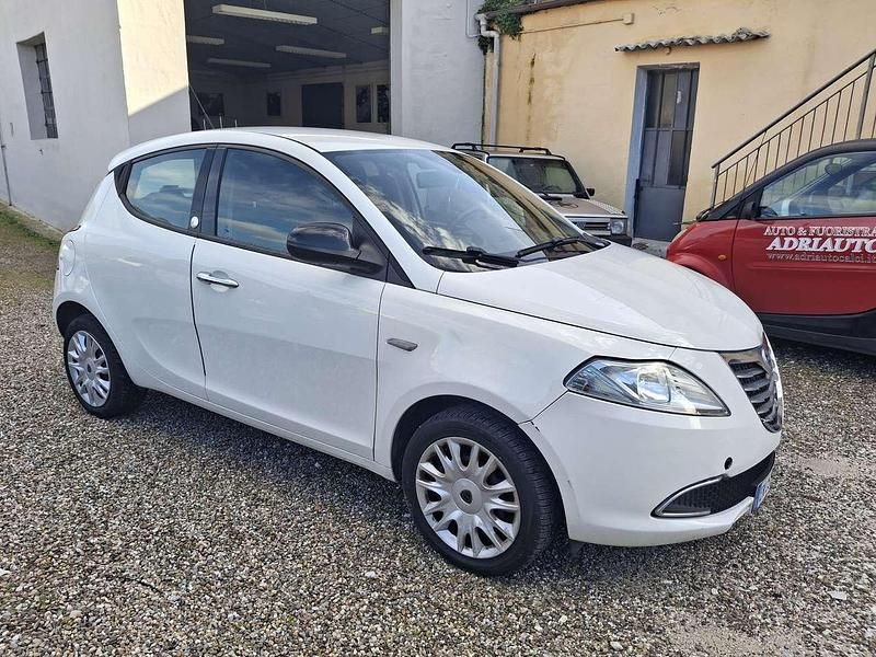 Usata Lancia Ypsilon Gold 69 CV (50 kW) 2012 Bianco Utilitaria