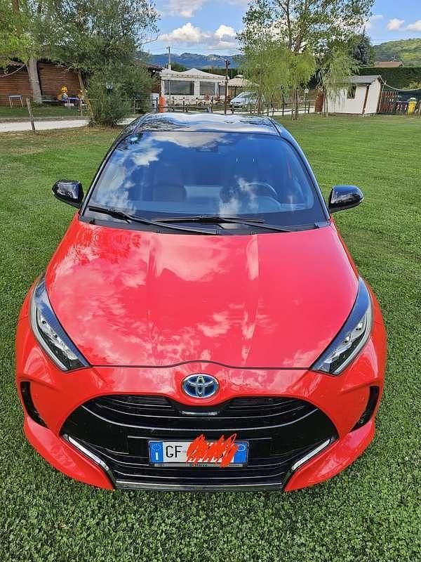 Usata 2021 Toyota Yaris Hybrid Tre volumi | 17.200 € (Buon prezzo) - Immagine 1/4