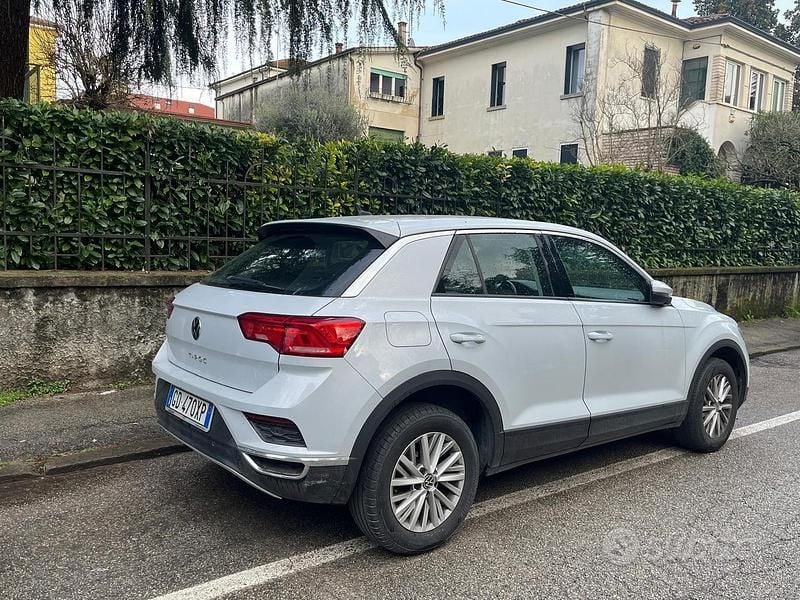 Usata VW T-Roc Business 116 CV (85 kW) 2021 Argento SUV