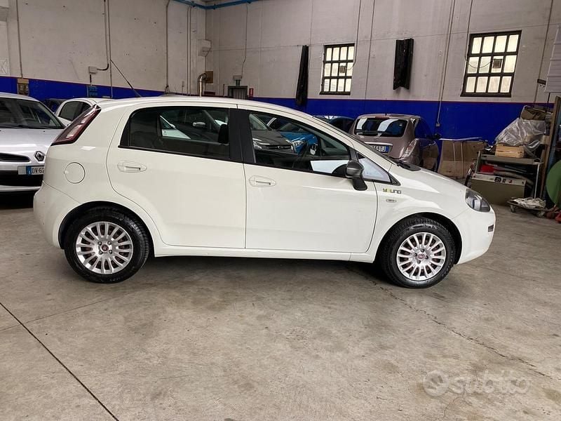 Usata Fiat Grande Punto Young 77 CV (56 kW) 2014 Bianco Utilitaria