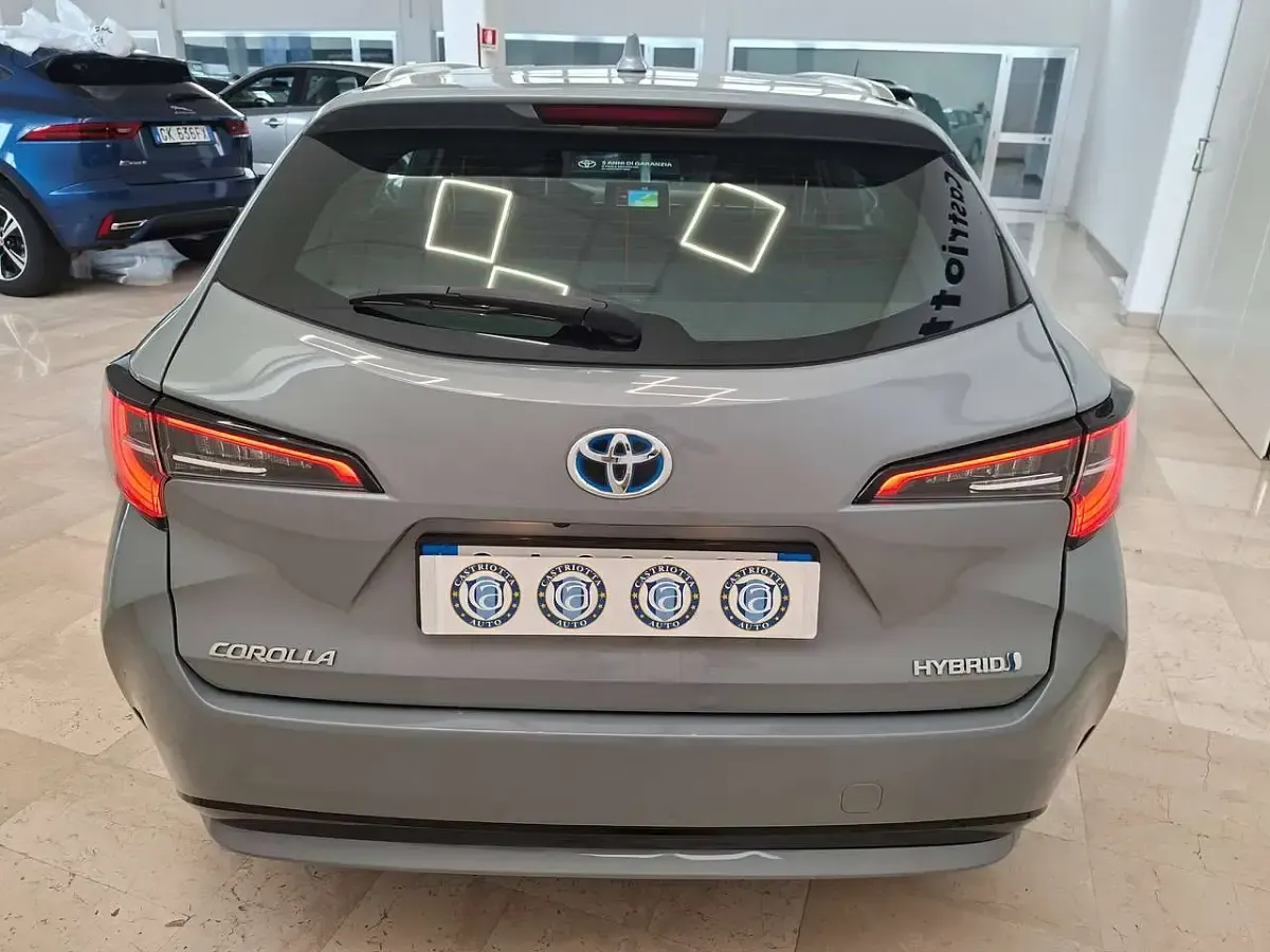 Usata Toyota Corolla Business Edition 98 CV (72 kW) 2022 London grey Station wagon