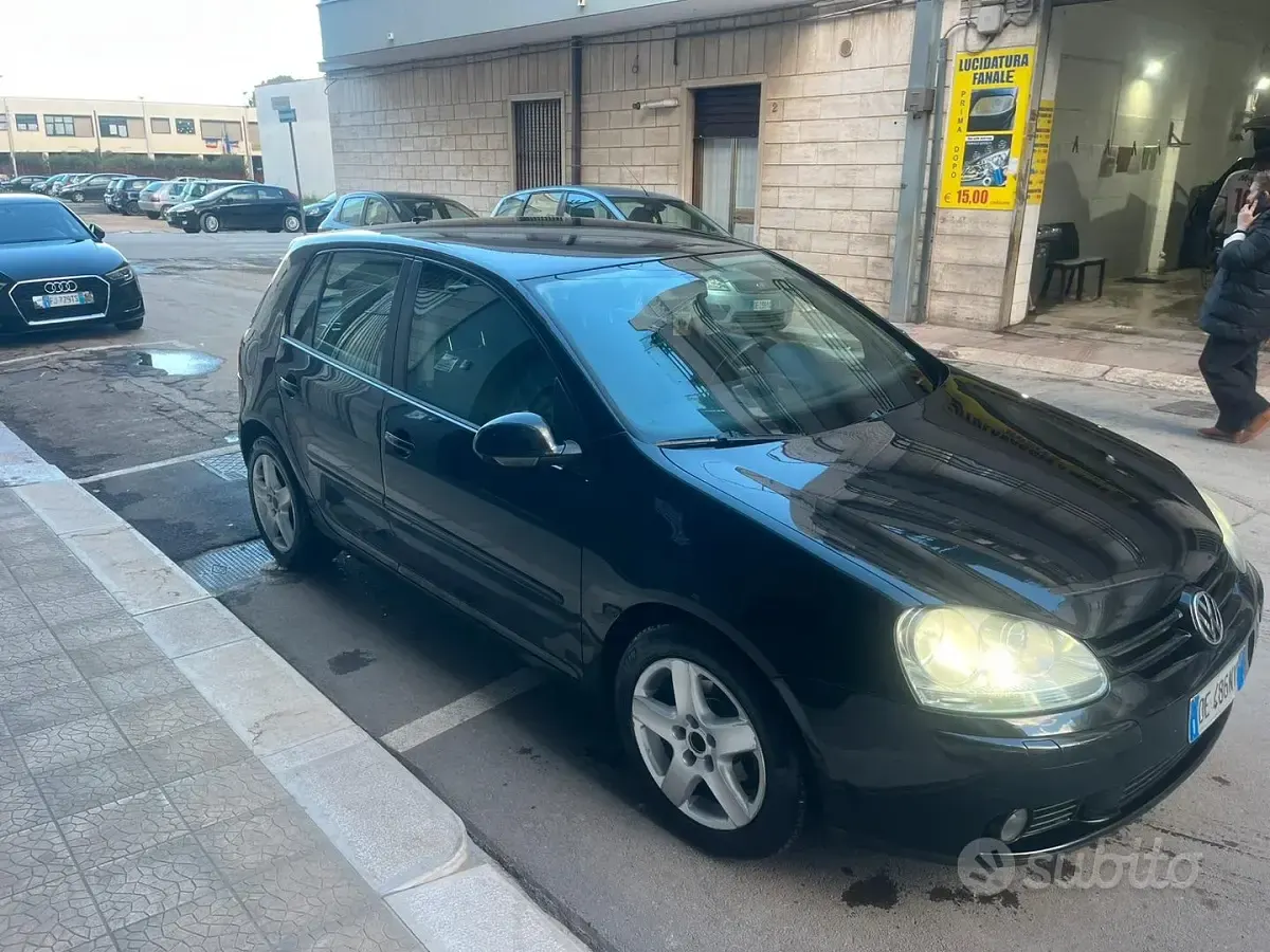Usata VW Golf V 105 CV (77 kW) 2005 Nero Utilitaria