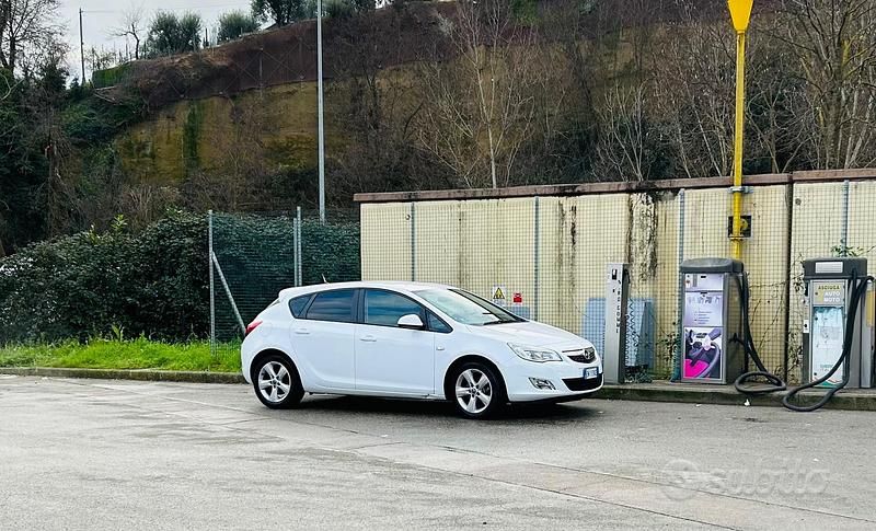 Usata Opel Astra 110 CV (80 kW) 2012 Bianco Berlina