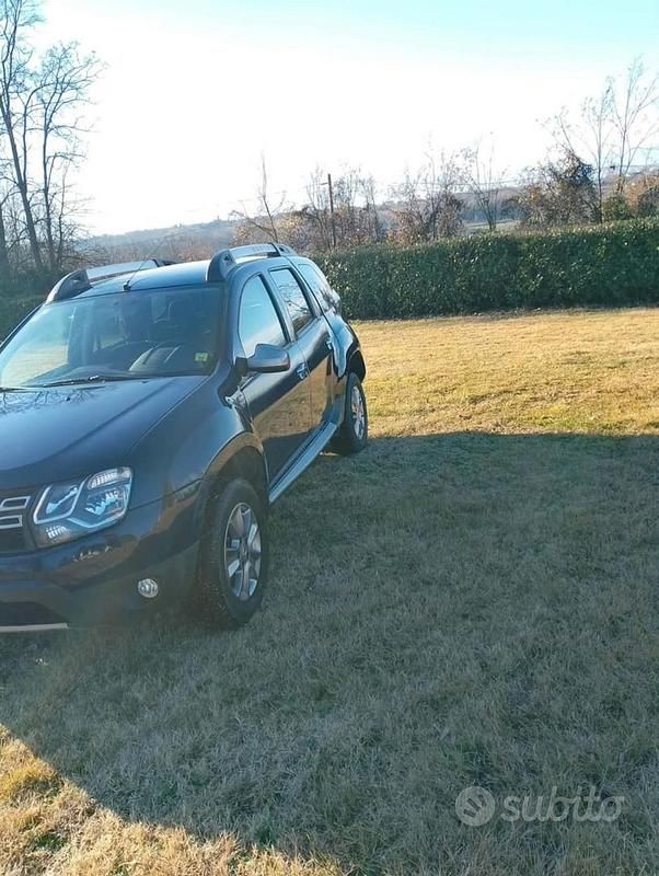 Käytetty Dacia Duster 2011 Musta Katumaasturi