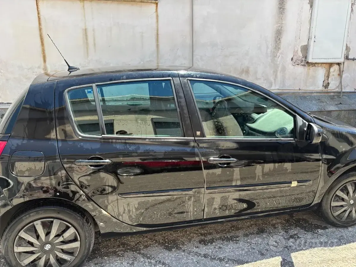 Usata Renault Clio III 64 CV (47 kW) 2010 Nero Berlina