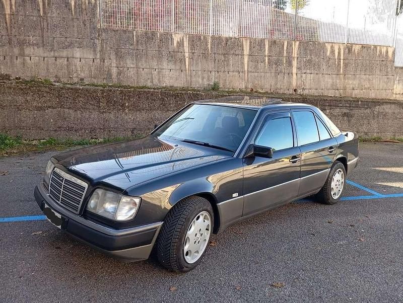 Usata Mercedes E250 136 CV (100 kW) 1990 Nero Berlina