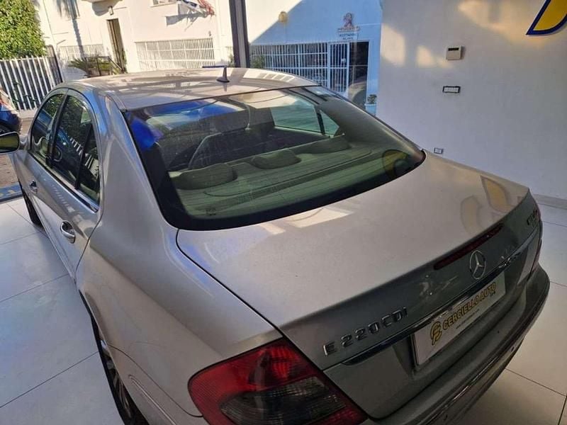 Usata Mercedes E220 Elegance 170 CV (125 kW) 2007 Grigio pastello Berlina