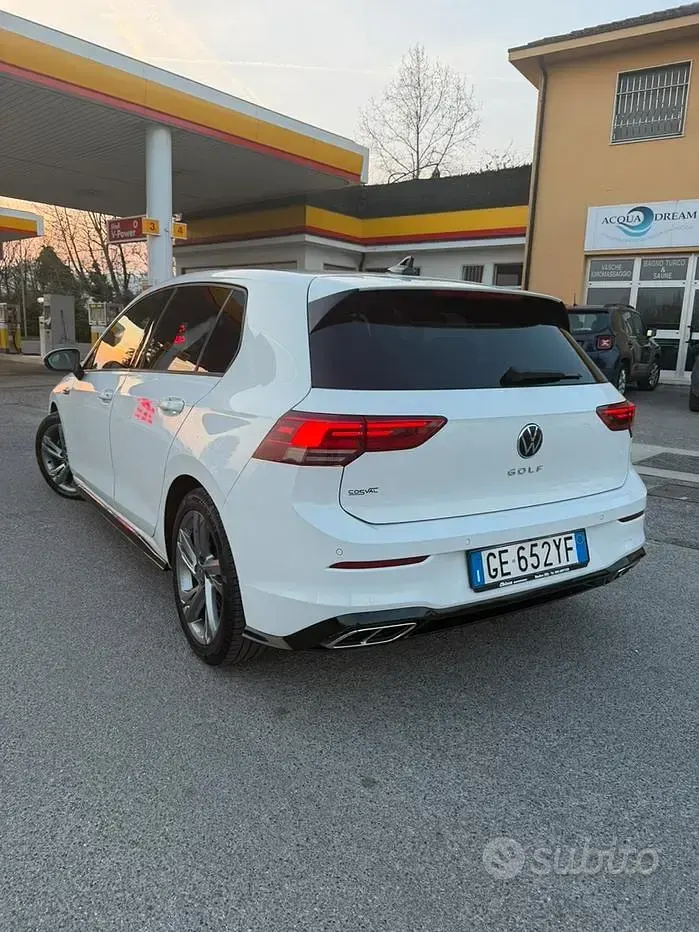 Usata VW Golf VIII R-line 150 CV (110 kW) 2021 Bianco Utilitaria