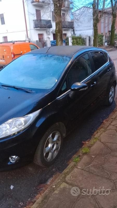 Usata Ford Fiesta 68 CV (50 kW) 2011 Nero Utilitaria