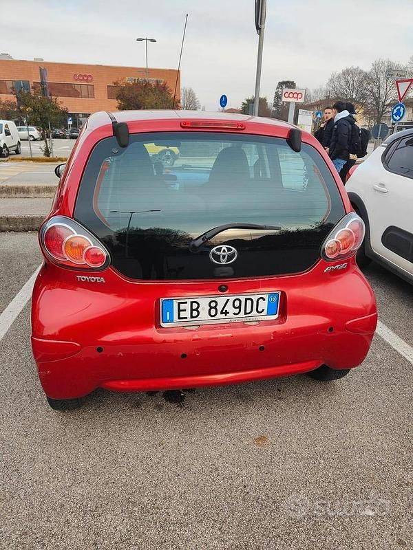 Usata Toyota Aygo 68 CV (50 kW) 2010 Rosso Utilitaria