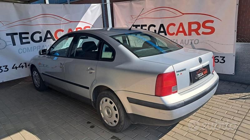 Usata VW Passat 150 CV (110 kW) 1997 Grigio Berlina