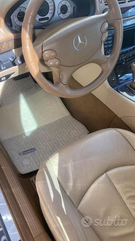 Usata Mercedes E320 Avantgarde 224 CV (164 kW) 2006 Blu Berlina