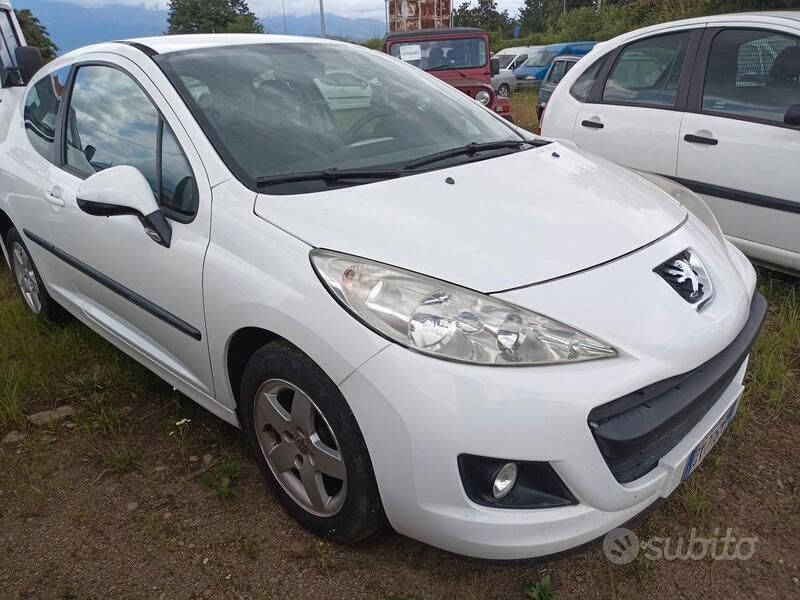 Bianco Usata 2010 Peugeot 207 Tre volumi | 3500 € - Immagine 1/4