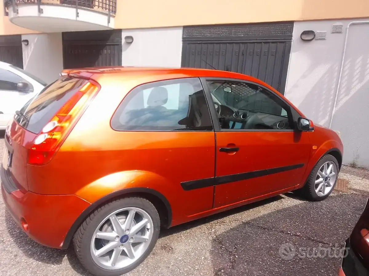 Usata Ford Fiesta 75 CV (55 kW) 2006 Rosso Utilitaria