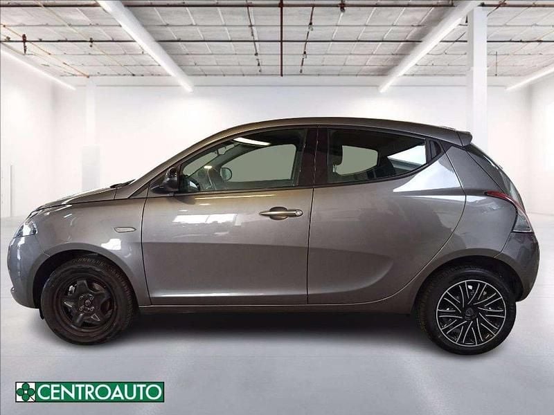 Usata Lancia Ypsilon Gold 69 CV (50 kW) 2023 Grigio metallizzato Utilitaria